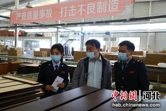 稅務干部到企業(yè)進行走訪。 李鐵錘 攝