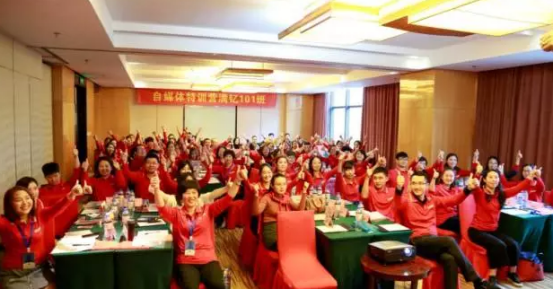 滿釔娜女神抓住自媒體風口，引領(lǐng)財務(wù)代理行業(yè)走向新天地